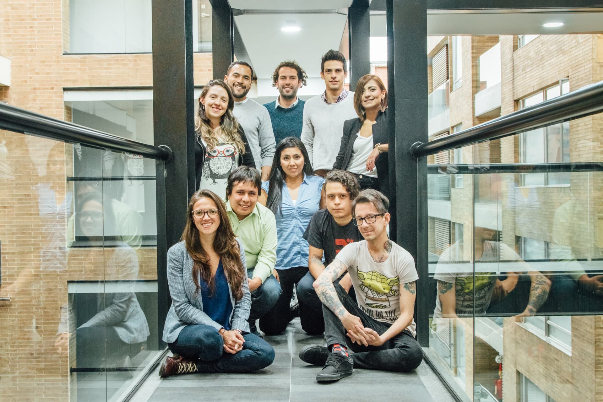 Tata Orozco con un equipo de trabajo de Marketing, Innovación y Tecnología