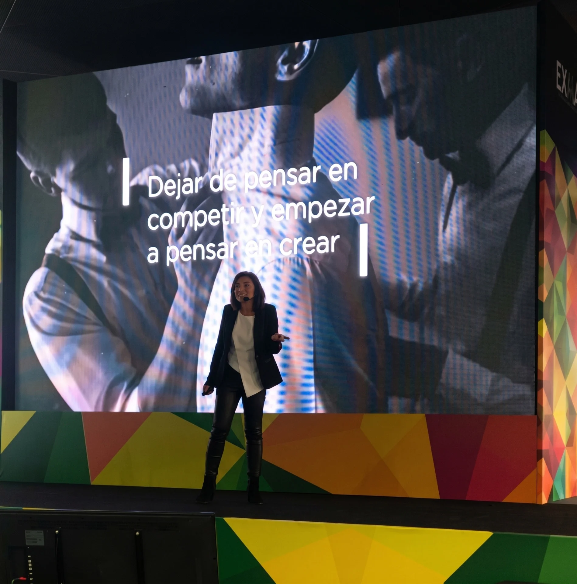 Tata Orozco hablando en escenario sobre talento, liderazgo e innovación
